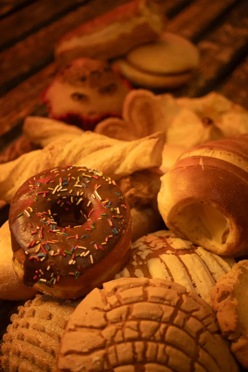 Pan dulce surtido con dona de chocolate
