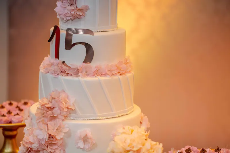 Pastel de tres pisos para quinceañera